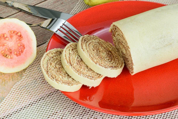 Bolo Rolo Rollkuchen Auf Einem Roten Teller Neben Einer Gabel — Stockfoto