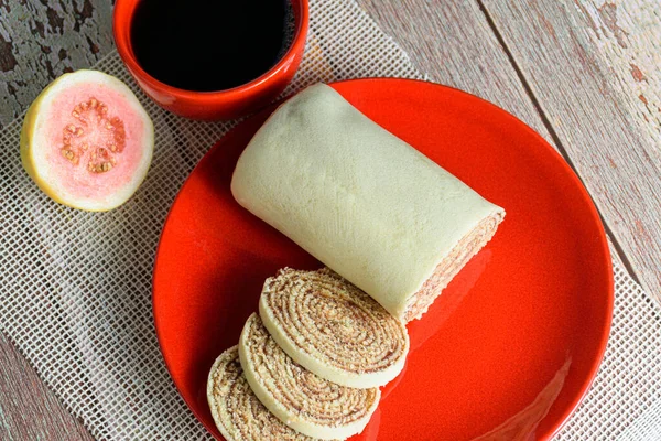 Bolo Rolo Rollkuchen Auf Einem Roten Teller Neben Einer Guave — Stockfoto