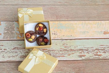 Tahta masadaki küçük bir kutunun içinde fındıklı çikolatalı kurabiyeler..