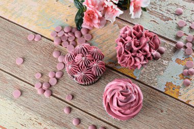 Pembe tereyağlı üç çikolatalı kek. Yakut çikolata parçacıklarının yanında..