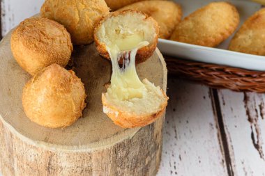 Erimiş mozzarella peyniri ile doldurulmuş lezzetli Brezilyalılar. Dıştan donuk bir kabukları var..