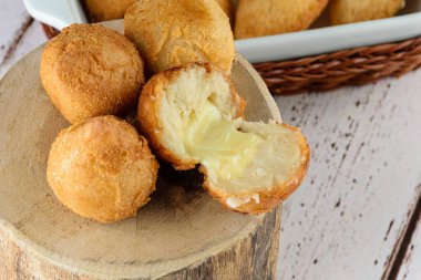 Ağız ağzı peyniri dolgulu dört Brezilya baharatı. Yağda kızarmışlar ve derileri çıtır çıtır..