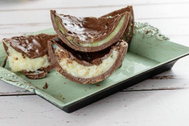 Beyaz tugay (tuğgeneral) ile doldurulmuş Paskalya yumurtası yarıları ve şam fıstığı ile brigadeiro.