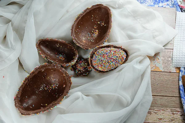 Birbirinin içinde paskalya yumurtalarının yarısı. Renkli çikolata parçacıklarıyla kaplı (Pinata Paskalya yumurtası)).