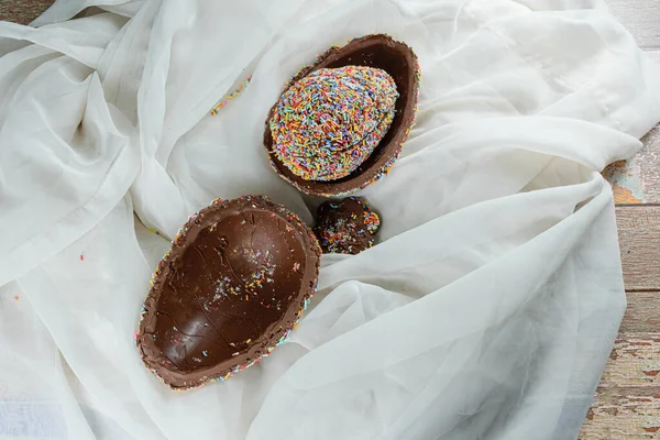 Renkli çikolata parçacıklarıyla kaplanmış başka bir yumurta ile doldurulmuş Paskalya yumurtası (Pinata Paskalya yumurtası)).