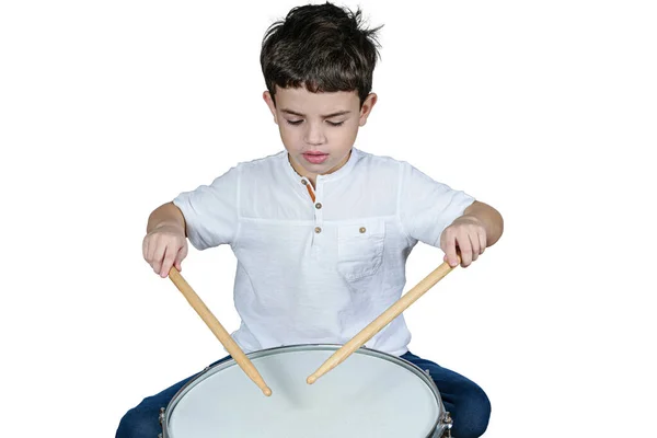 Sedmileté Dítě Soustředilo Své První Lekce Bubnu Bílé Pozadí — Stock fotografie