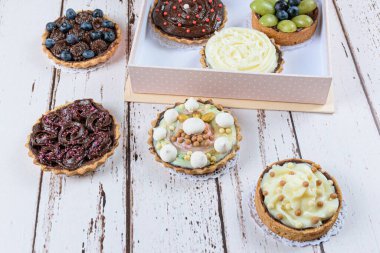 Yağlı hamurlu mini turtalar, çeşitli açılımlarla dolu çikolatalı ganache..