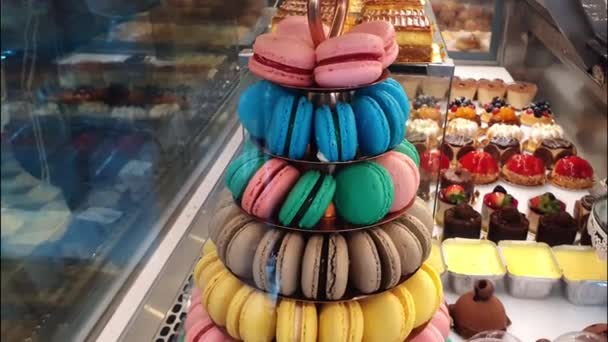 Torre de Macarons coloridos atrás do copo de uma padaria em São Paulo _ Brasil. — Vídeo de Stock