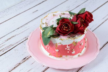 Çikolatalı pasta İsviçre kremalı ve süslemek için kırmızı çiçekli..