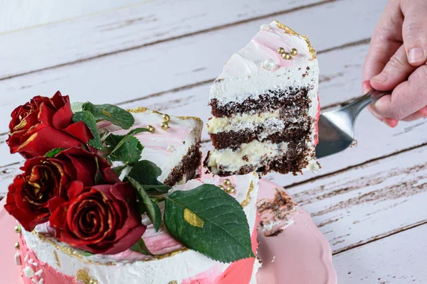 스위스 메렝게 버터크림으로 초콜릿 케이크 조각을 — 스톡 사진