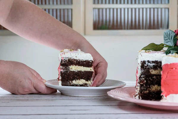 Suikerbakker Plaatst Een Plakje Chocoladetaart Met Mascarpone Vulling Plaat — Stockfoto