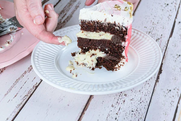 Banketbakker Neemt Een Stuk Vulling Van Taart Chocoladetaart Met Mascarpone — Stockfoto