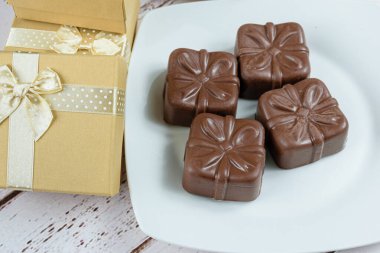 Altın hediye kutularının yanında dört Brezilya ballı keki.