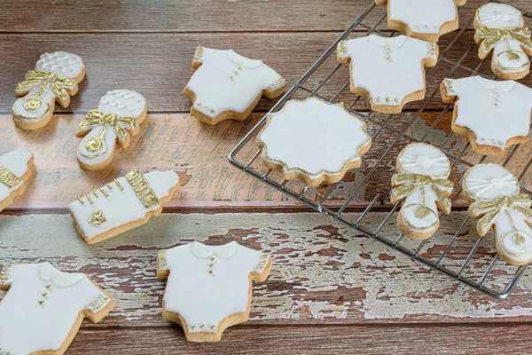 Galletas Mantequilla Cubiertas Con Glaseado Real Forma Traje Bebé Biberón — Foto de Stock