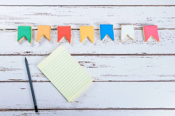 Dekoratif Brezilya parti bayrağı şeklinde grafit kalem ve tereyağlı kurabiyelerin yanına not..