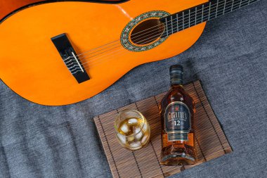 Sao Paulo / Sao Paulo / Brasil - Ağustos 01: 20: Kahverengi bir paspasın üzerinde viski bardağı ve şişe).