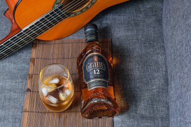 Sao Paulo / Sao Paulo / Brasil - Ağustos 01: 20: Kanepede buzlu bir bardağın yanında viski şişesi).