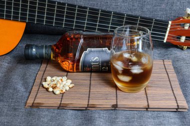 Sao Paulo / Sao Paulo / Brasil - Ağustos 01: 20: Viski şişesi fıstık servisinin yanında yer almaktadır.