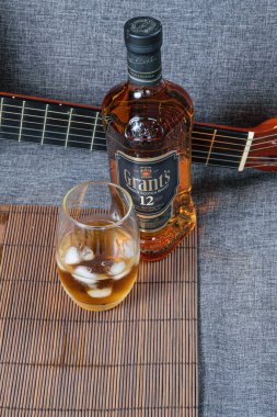 Sao Paulo / Sao Paulo / Brasil - Ağustos 01: 20: Bir şişe viskinin yanında buzlu cam (portre)).