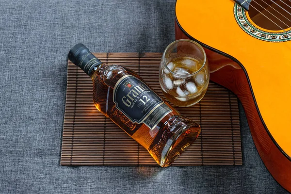 Sao Paulo / Sao Paulo / Brasil - Ağustos 01: 20: Viski şişesi ve gitarın yanında bir bardak (üst görünüm)).