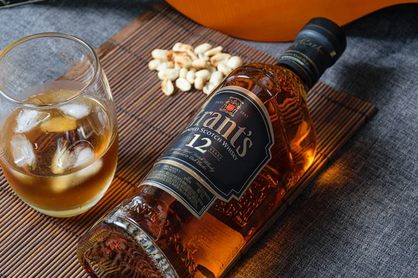 Sao Paulo / Sao Paulo / Brasil - 01 Ağustos 2020 'de: Arka planda fıstık parçalı bir şişe viskinin yakın çekimi.