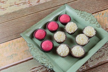 Tahta tepside hindistan cevizi ve çilek tugayları. Brezilya geleneksel tatlısıName.