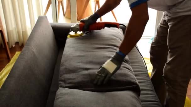 Profesional Menggunakan Polisher Listrik Dengan Kuas Untuk Membersihkan Bantal Sofa — Stok Video