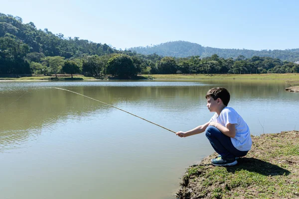 Niño Brasileño Años Agachado Junto Lago Pescando Una Mañana Soleada —  Fotos de Stock