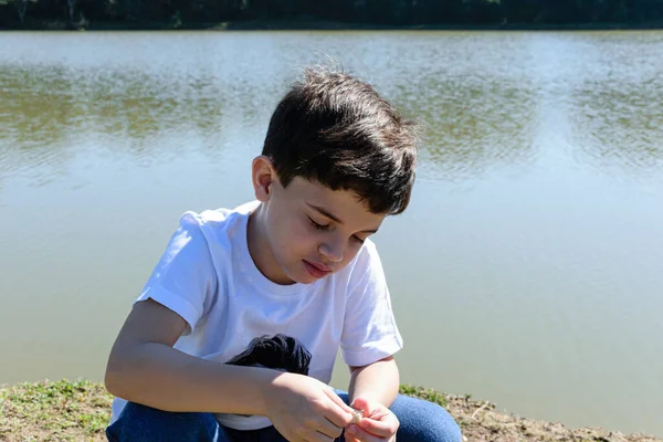 Jähriges Kind Legt Den Köder Haken Zum Angeln Einem Sonnigen — Stockfoto