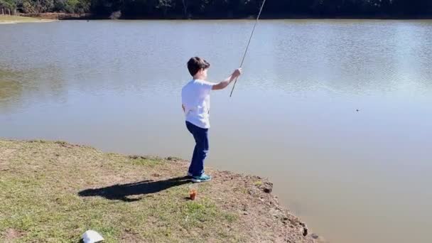 Jähriges Brasilianisches Kind Wirft Den Haken Und Duckt Sich Zum — Stockvideo