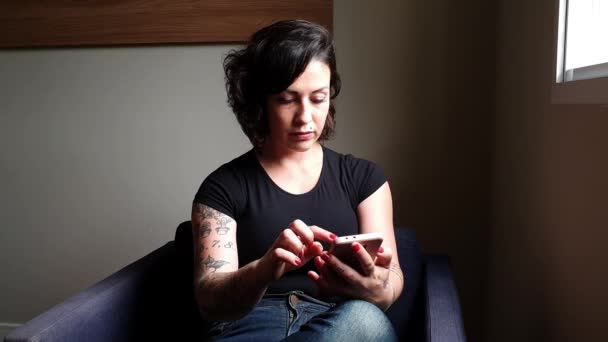 巴西女人坐着和智能手机交流 社交媒体毒性的感觉很糟糕_变焦 — 图库视频影像
