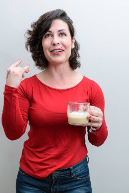 Spontane fotoğraf. Brezilya 'lı bir kadın elinde kapuçino bardağıyla komik bir hikaye anlatıyor..