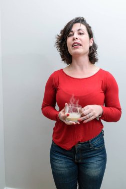 Brezilyalı, elinde bir kupa cappuccino, boynunu çeviriyor ve bir hikaye anlatıyor..