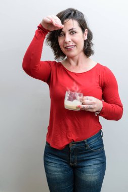 Brezilyalı, elinde bir kupa cappuccino, bir eli alnında ve bir hikaye anlatıyor..