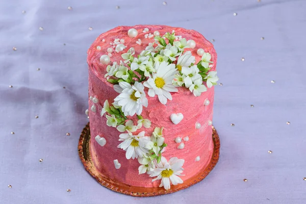 초콜릿 케이크에 분홍색 크림을 수정같은 은잔에 만큼따라 마시더라 보라색 — 스톡 사진