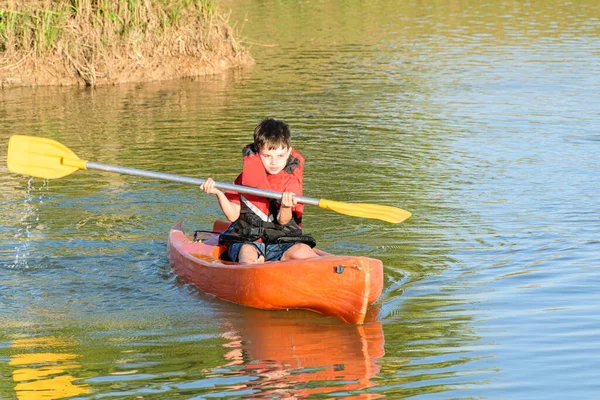 Gros Plan Enfant Brésilien Ans Naviguant Kayak Dans Une Petite — Photo