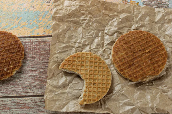 Stroopwafel Com Uma Mordida Papel Marrom Lado Outro Biscoito Vista — Fotografia de Stock