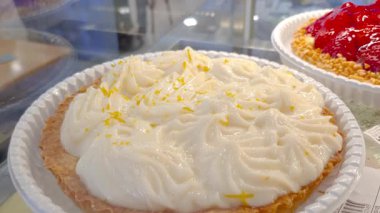 Brezilya fırınının vitrininde Sicilya limonlu geleneksel turta..