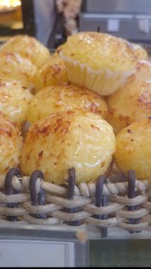 Lezzetli queijadinhas, geleneksel Brezilya tatlısı, bir Brezilya fırınında _ dikey.