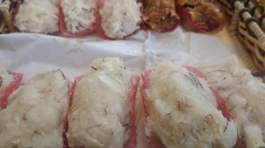 Tahta tepside kakadalar. Hindistan cevizinden yapılmış geleneksel Brezilya tatlısı..