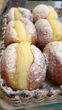 Lezzetli Brezilya kremalı çörekleri pastanenin tezgahında..