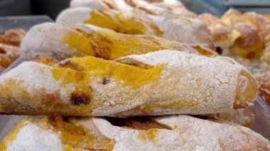 Brezilya 'daki bir fırında sergilenen Calabresa sosislisiyle dolu ekmek rulosu..