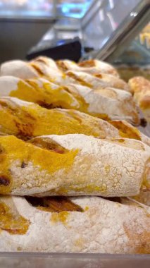 Brezilya fırınında sergilenen Calabresa sosisiyle dolu ekmek rulosu _ dikey.