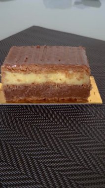 Kremalı çikolatalı pasta ve masanın üstüne de dulce de leche sosu..