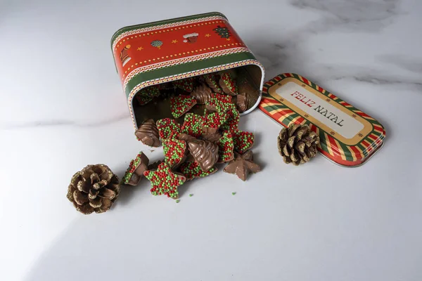 Kurabiye kutusundan farklı şekillerde çikolatalar çıkıyor..