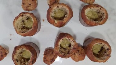 Dulce de leche ile doldurulmuş birkaç panettones keki.