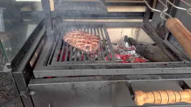 Brezilya barbeküsünde alevler Dumanlı bir kıç kapağını mühürlüyor.