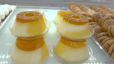 Brezilya 'daki bir fırında karamel soslu birkaç konsantre süt pudingi sergileniyor..