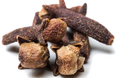 Beyaz bir arka plan üzerinde izole karanfil