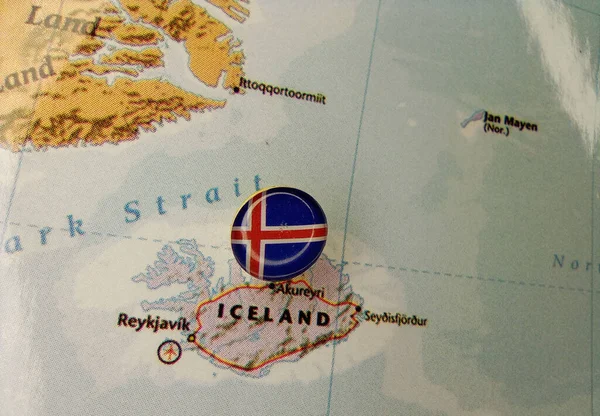 Drawing pin flag of Iceland on the map — Fotografia de Stock